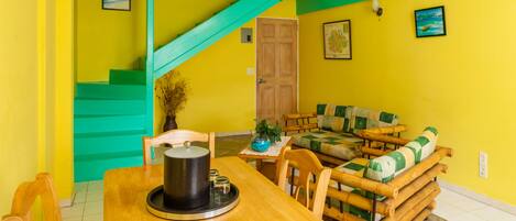 Premium Duplex, 1 Queen Bed | Living area