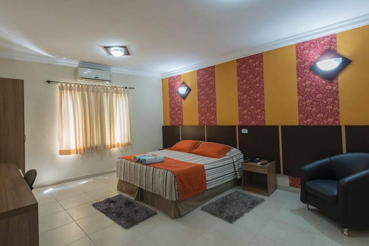 Minibar, caja de seguridad en la habitación y cortinas blackout