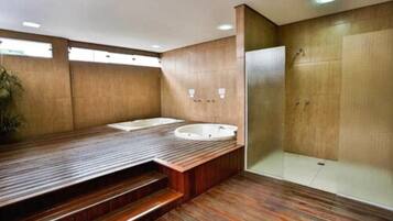 Bañera de hidromasaje interior