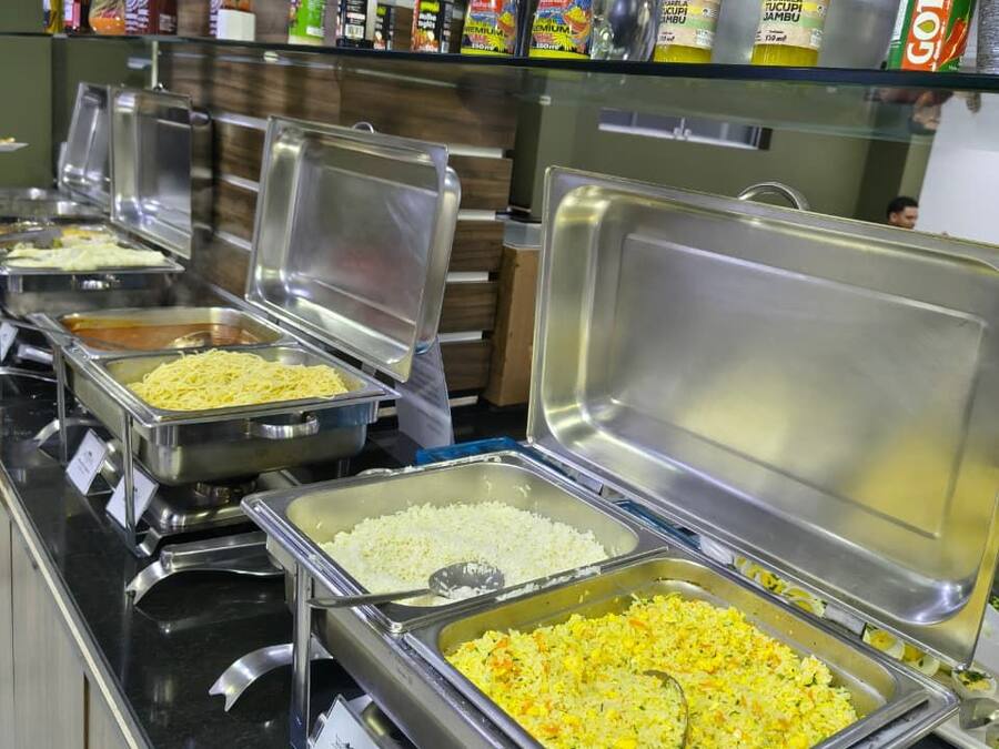 Un bufé con diversas opciones de comida y salsas.