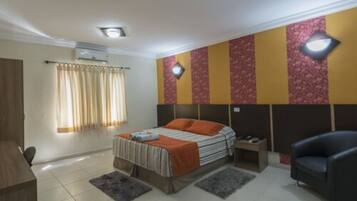 Minibar, caja de seguridad en la habitación y cortinas blackout