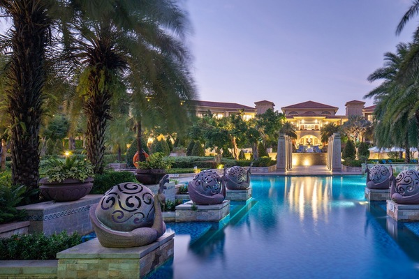 4 outdoor pools, pool umbrellas, sun loungers