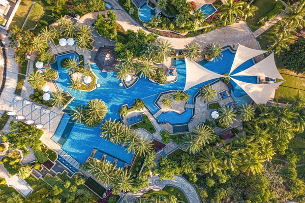 4 outdoor pools, pool umbrellas, sun loungers