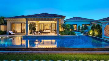 Villa, 2 chambres, piscine privée | Piscine | 4 piscines extérieures, parasols de plage, chaises longues