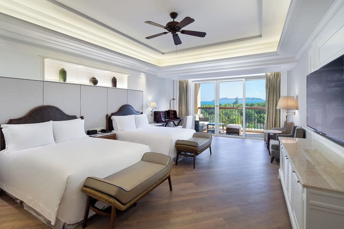 Habitación, 2 camas matrimoniales, balcón, vista al jardín | Ropa de cama de alta calidad, edredón y minibar