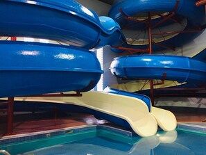 Piscine couverte, accès possible de 09 h 00 à 21 h 00, chaises longues 