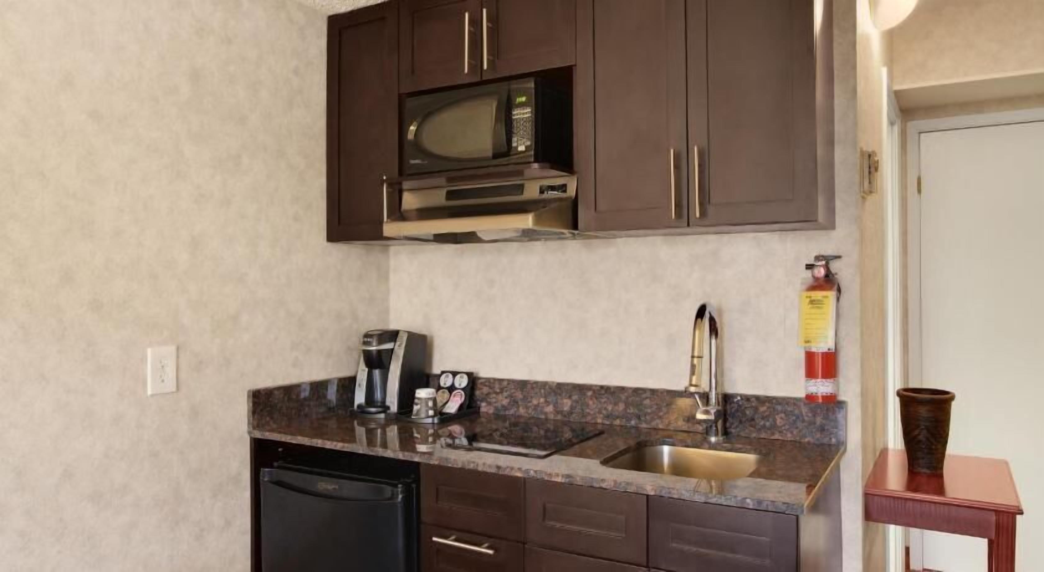 Private kitchen | Fridge, microwave, coffee/tea maker