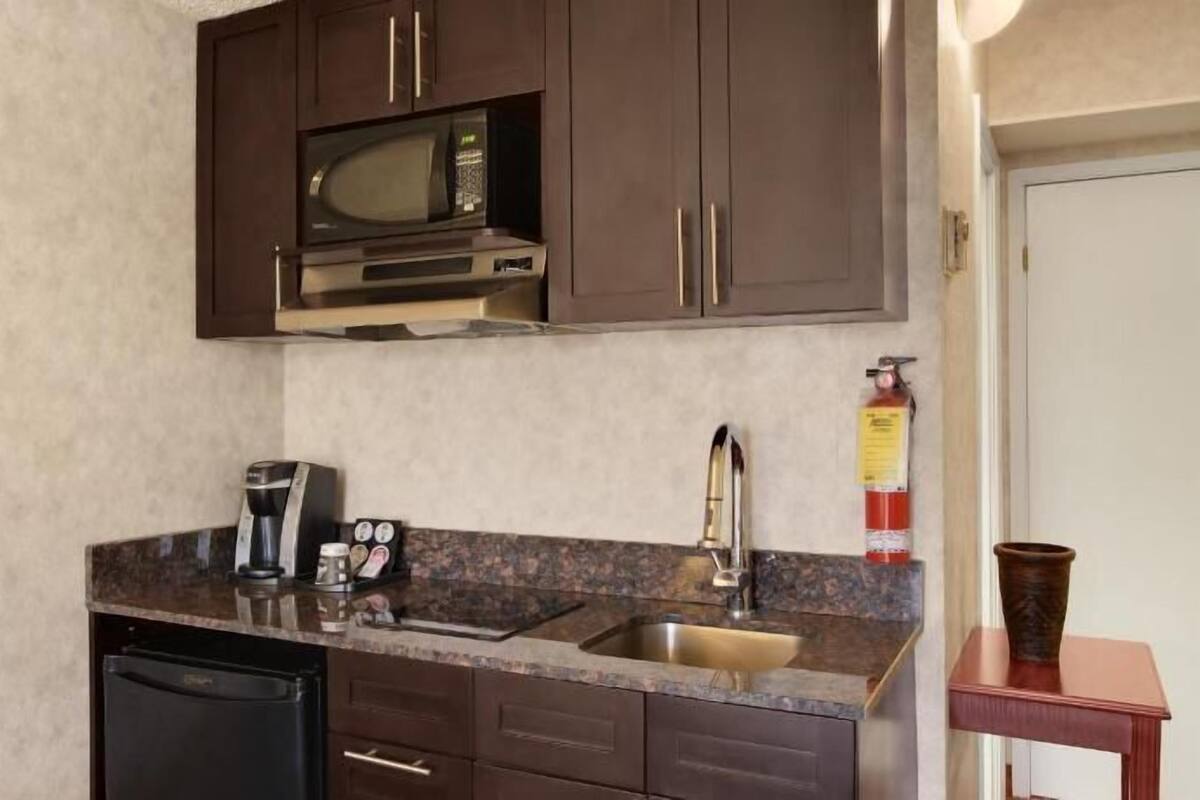 Private kitchen | Fridge, microwave, coffee/tea maker