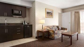 Svíta - 1 stórt tvíbreitt rúm - reykherbergi | Rúm með „pillowtop“-dýnum, skrifborð, myrkratjöld/-gardínur