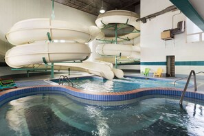 Una piscina techada, sillones reclinables de piscina