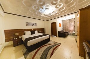 1 bedroom, premium bedding, minibar, in-room safe
