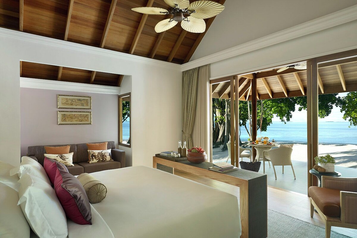 Villa (Beach) | Minibar, in-room safe, desk, laptop workspace