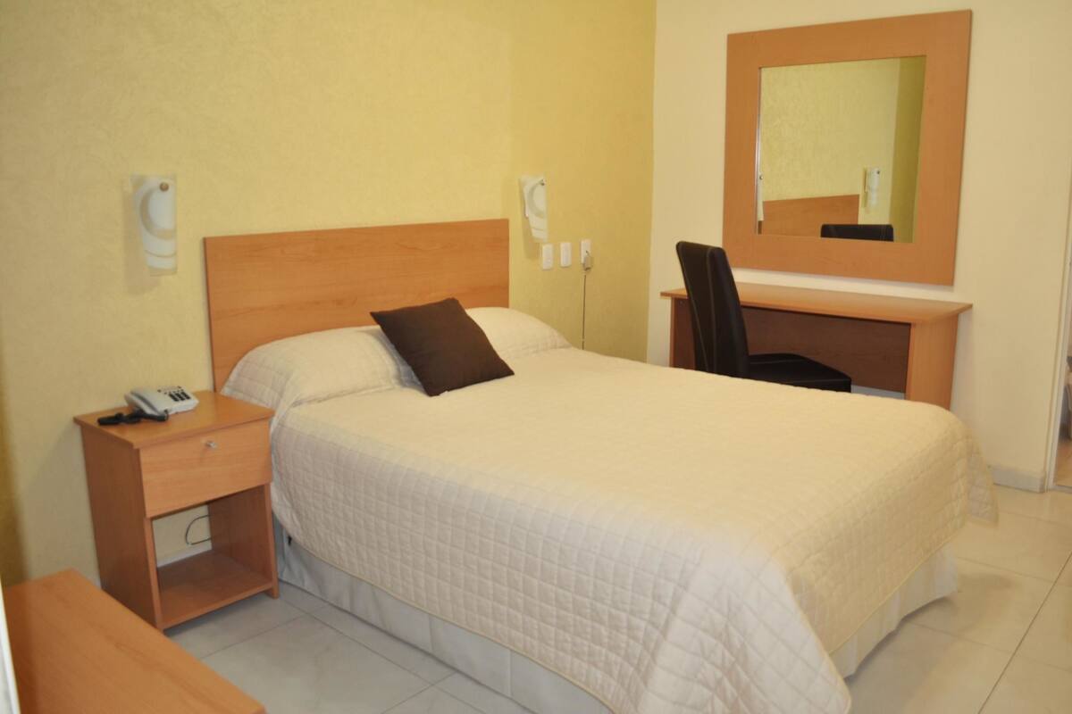 Standard Room, 1 Double Bed | Iron/ironing board (on request), WiFi (free), bed sheets