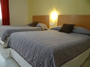 Standaard tweepersoonskamer, 2 tweepersoonsbedden | Een strijkplank/strijkijzer, gratis wifi, beddengoed