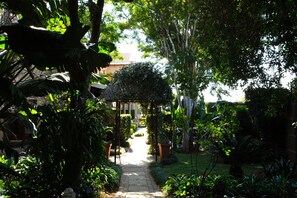 Garden - Constantia Manor Guest House (Pretoria)