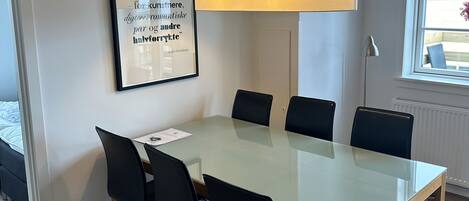 Apartment, 3 Schlafzimmer | Wohnbereich | 18-Zoll-Flachbildfernseher mit Kabelempfang