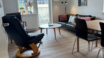 Leilighet, 2 soverom | Oppholdsområde | En 18-tommers Flatskjerm-TV med kabel-kanaler