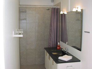 Apartment, 2 Schlafzimmer | Badezimmer | Dusche, Handtücher, Toilettenpapier