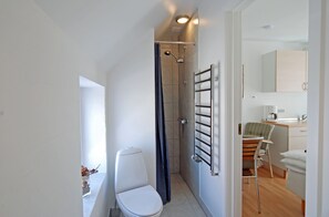 Studio, 1 phòng ngủ | Phòng tắm | Buồng tắm vòi sen, khăn tắm, giấy vệ sinh 
