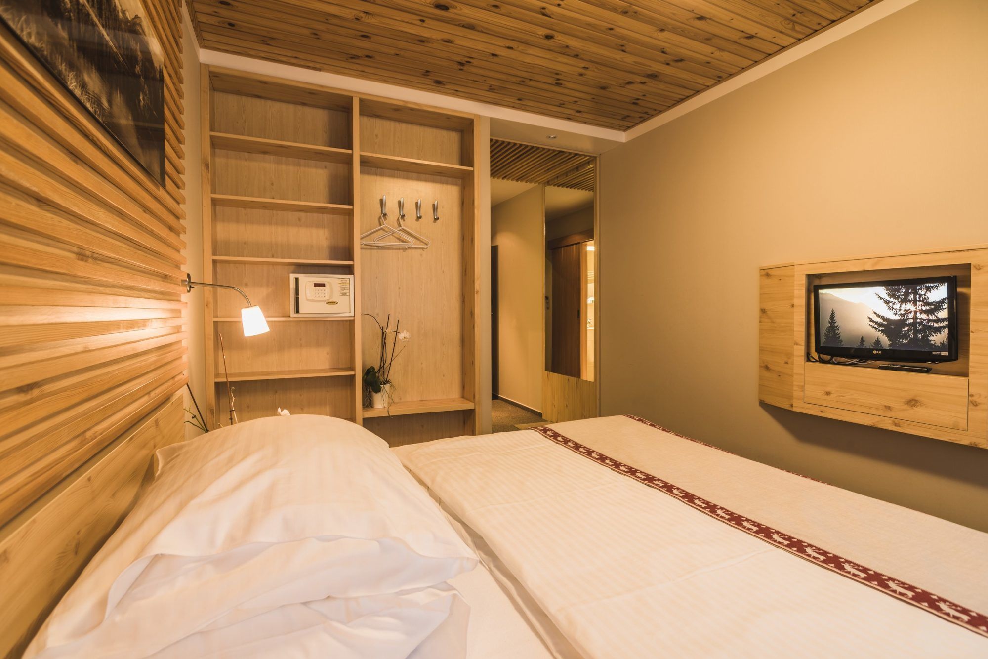 hypo-allergenic bedding, minibar, in-room safe, desk