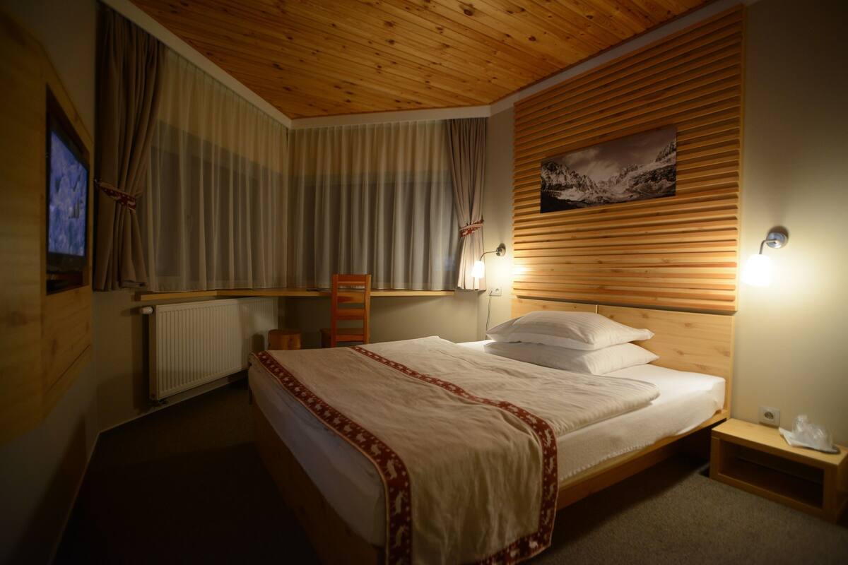 hypo-allergenic bedding, minibar, in-room safe, desk