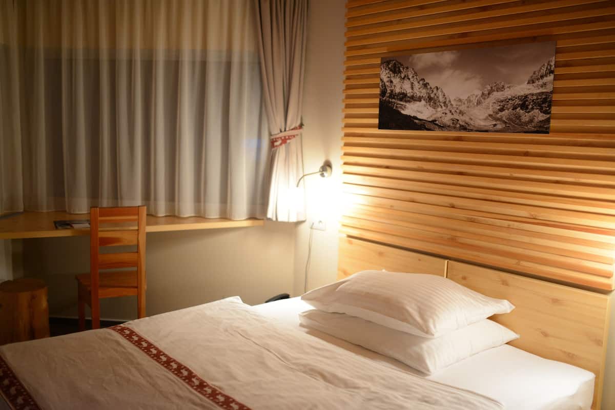 hypo-allergenic bedding, minibar, in-room safe, desk