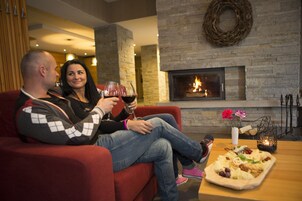 套房 | 防过敏的被褥、迷你吧、客房内保险箱、办公桌