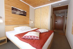 Allergitestet sengetøy, minibar, safe på rommet og skrivebord