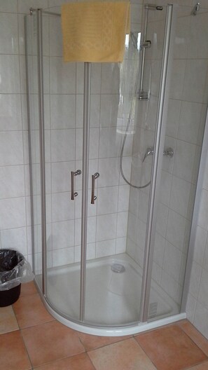 Chambre Double Confort, plusieurs lits, non-fumeurs | Salle de bain