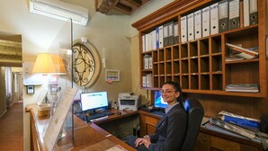 Een professionele kantooromgeving met een bureau, computers en een archiefkast.