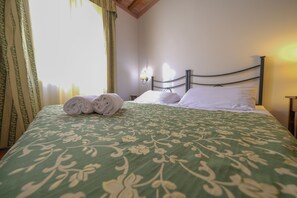 Basic Double or Twin Room | Down duvets, desk, blackout curtains, free WiFi - Casa San Tommaso (Pisa)