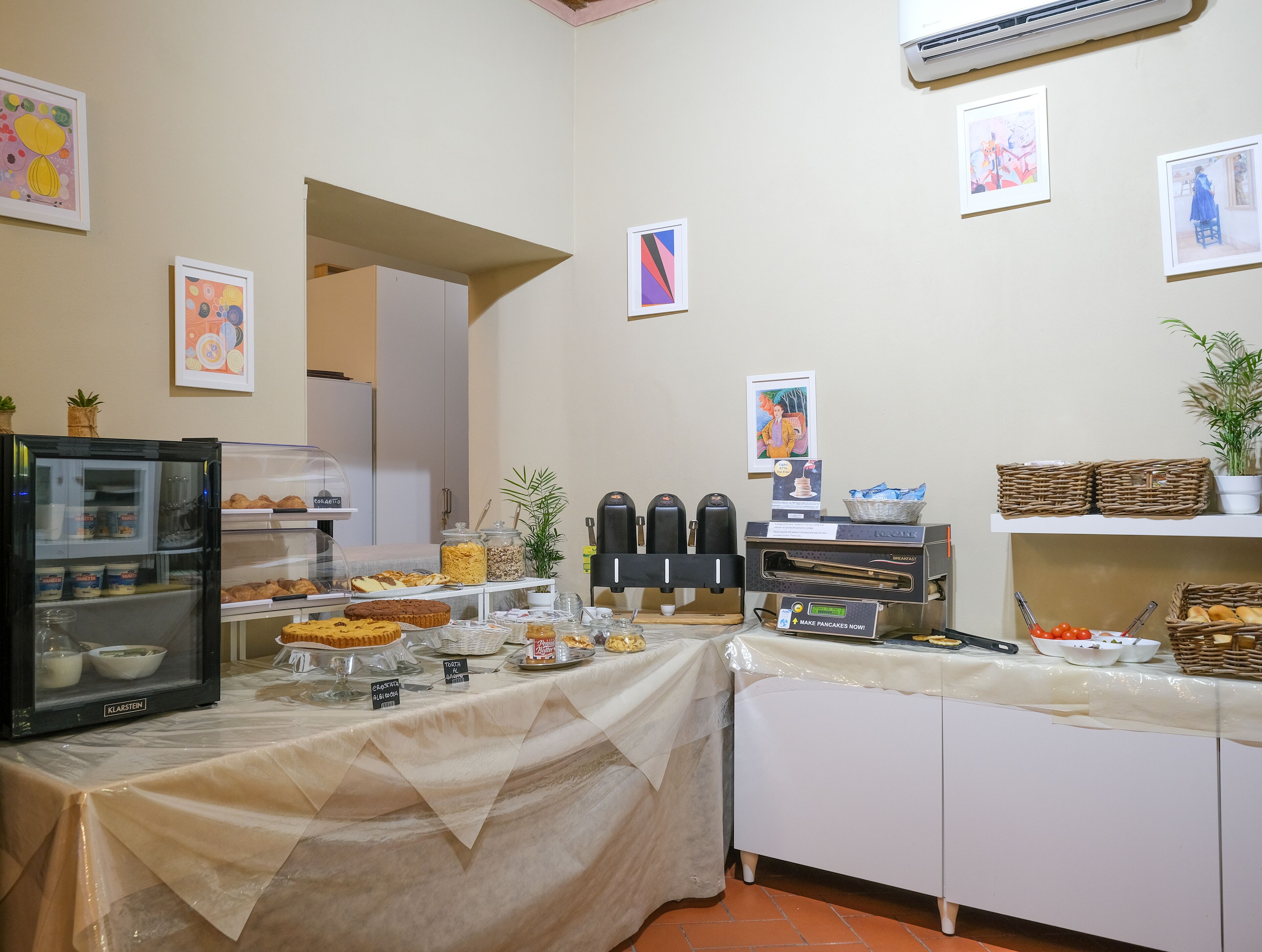Un buffet proposant une variété de plats, un réfrigérateur et une machine à café.