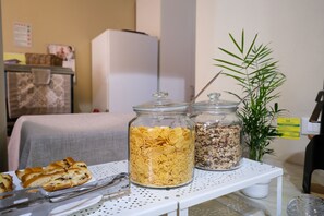 Tägliches Frühstücksbuffet gegen Gebühr