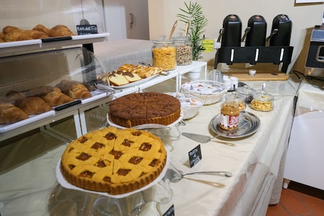 Desayuno buffet diario (EUR 8 por persona)