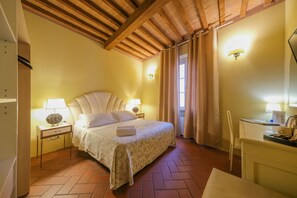 Standard Double Room | Down comforters, desk, blackout drapes, free WiFi - Casa San Tommaso (Pisa)