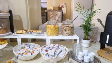 Petit déjeuner buffet (8 EUR par personne)