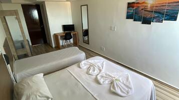 Quarto andar superior | Blackout drapes, iron/ironing board, free WiFi