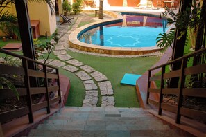 Una piscina techada, abierta desde las 08:00 hasta las 20:00, sombrillas