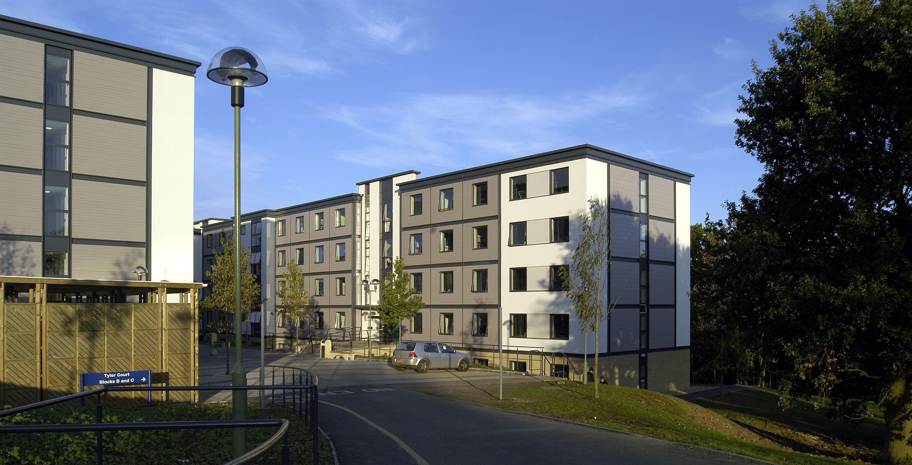 Un immeuble résidentiel à plusieurs étages, doté d’un design moderne, et caractérisé par un mélange de balcons et de fenêtres.