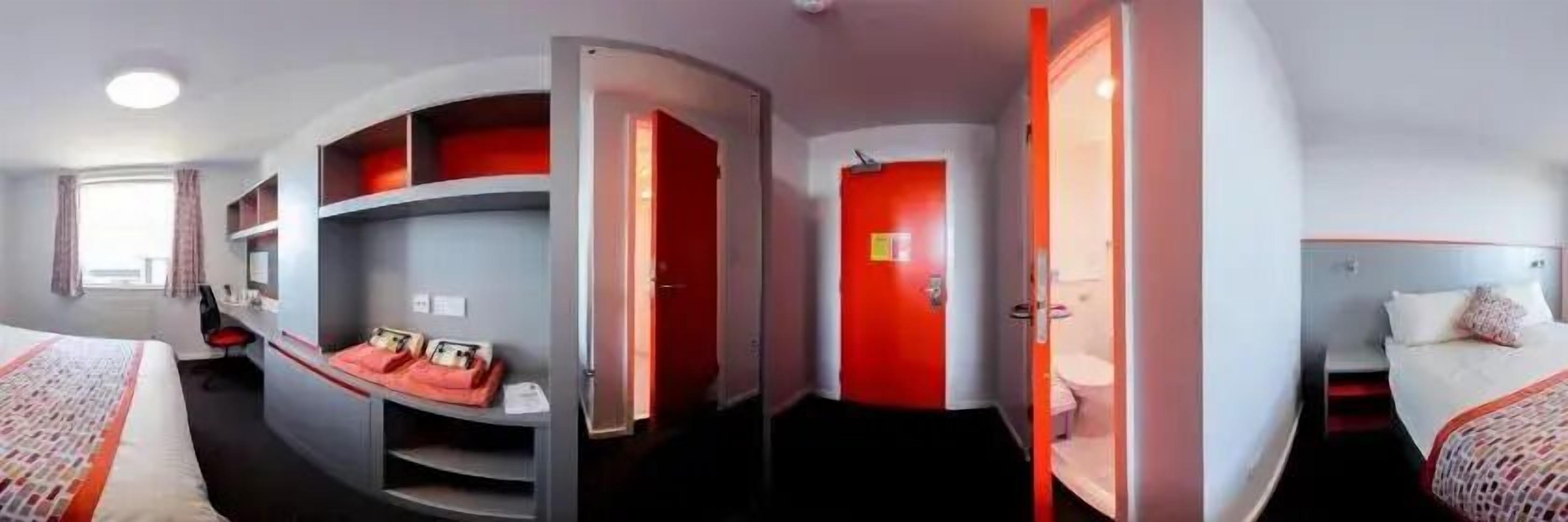 Een laptopwerkplek, een strijkplank/strijkijzer, gratis wifi, beddengoed