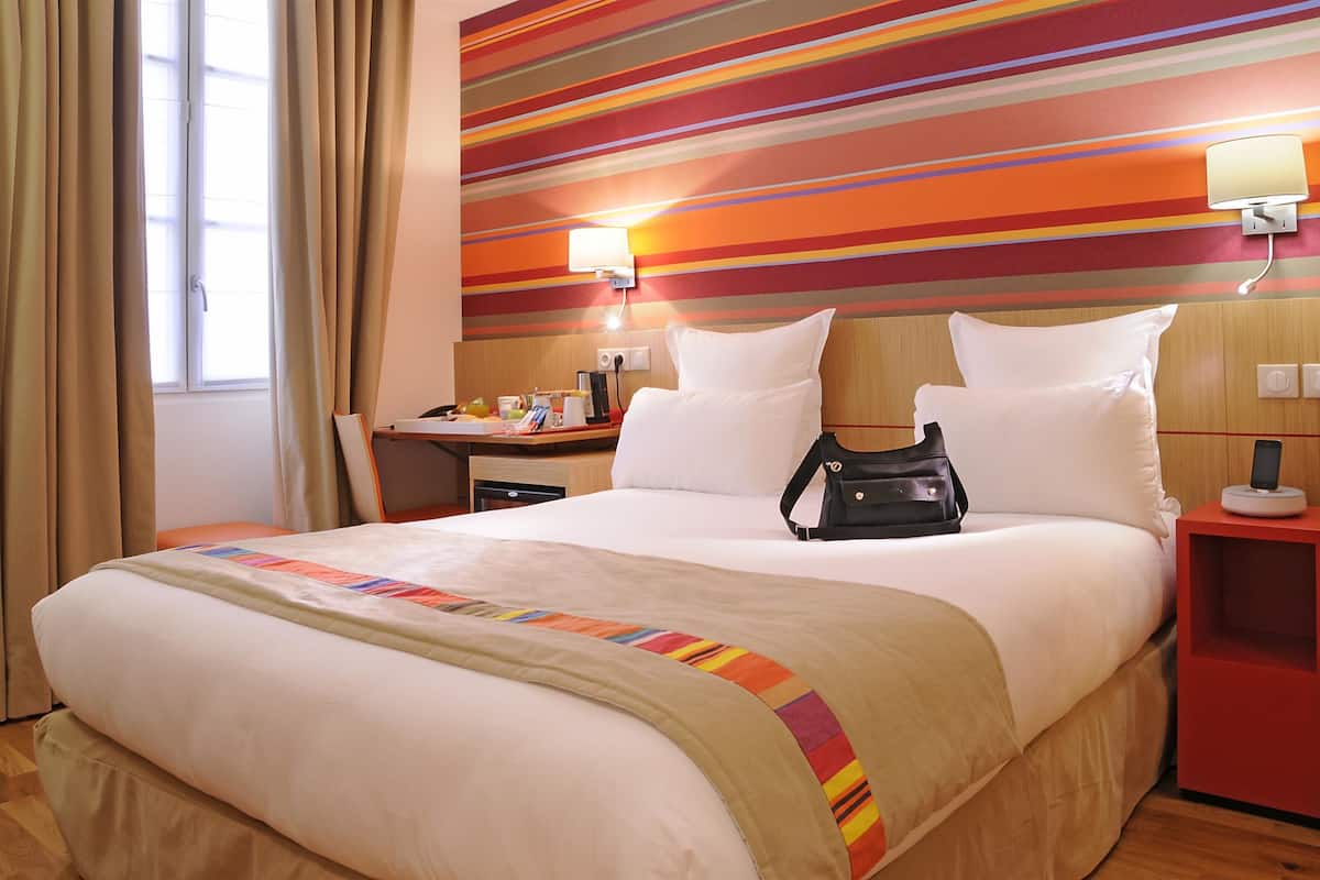 comfort room, 1 double bed, non smoking | premium bedding, in-room safe, desk, soundproofing