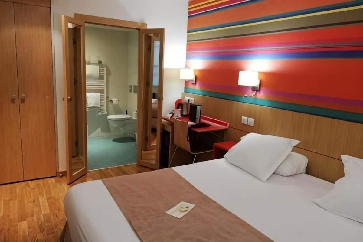 Luxe beddengoed, een kluis op de kamer, een bureau, geluiddichte muren