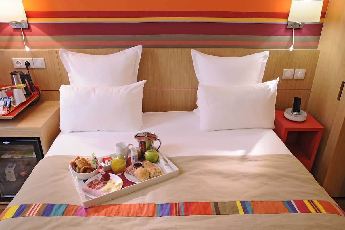 comfort room, 1 double bed, non smoking | premium bedding, in-room safe, desk, soundproofing