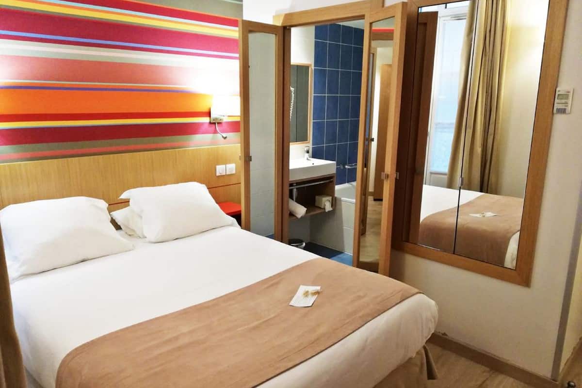 comfort room, 1 double bed, non smoking | premium bedding, in-room safe, desk, soundproofing