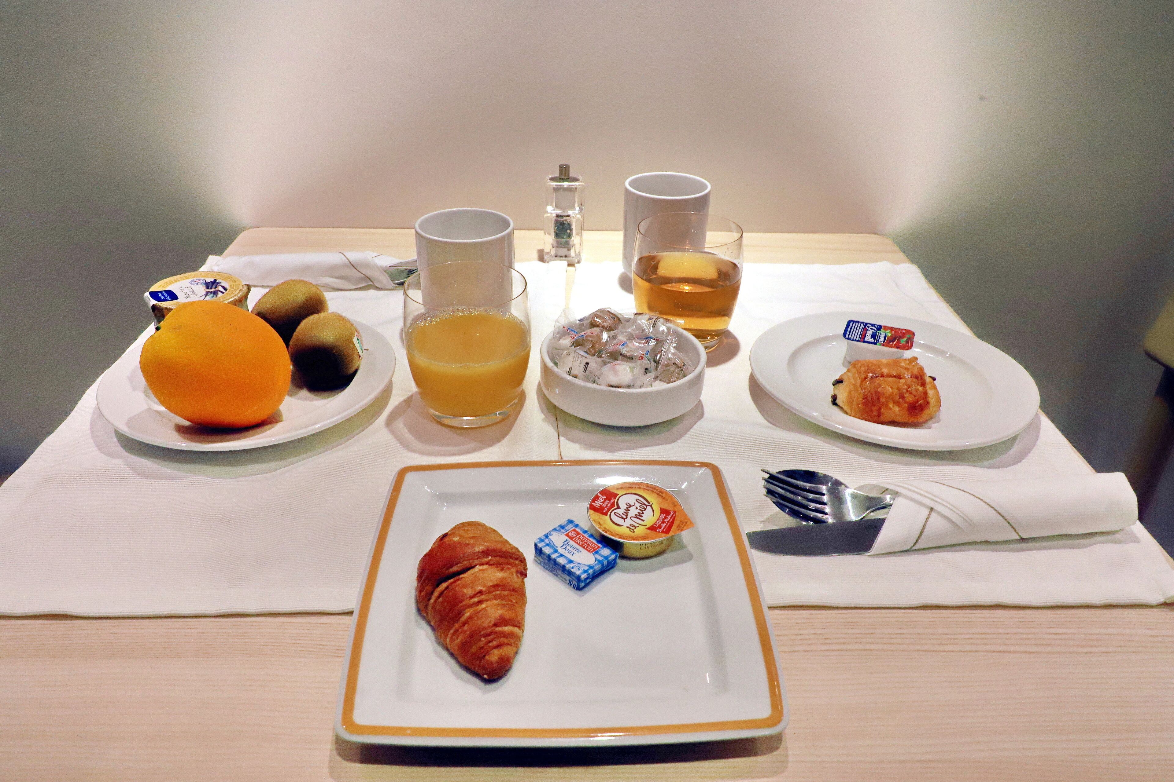 daily full breakfast (eur 14.50 per person)