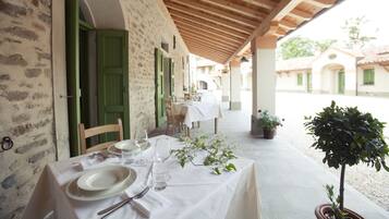 Aperto a pranzo e cena, con vista sul giardino 