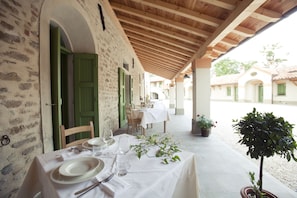 Déjeuner et dîner servis sur place, vue sur le jardin 