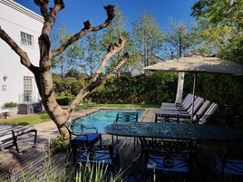 室外游泳池，池畔遮阳伞，日光浴躺椅