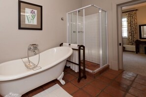 Luksus-dobbelt- eller tomannsrom | Bad | Separat badekar og dusj, dype avslapningsbadekar og regndusjhode