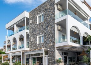 Family room with Balcony | เครื่องนอนระดับพรีเมียม, ตู้นิรภัยในห้องพัก, ห้องเก็บเสียง